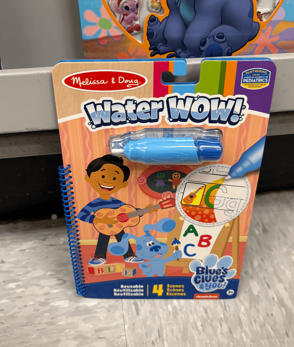 Carnet d'activit\u00e9 Melissa & Doug sur le sol du Dollarama.