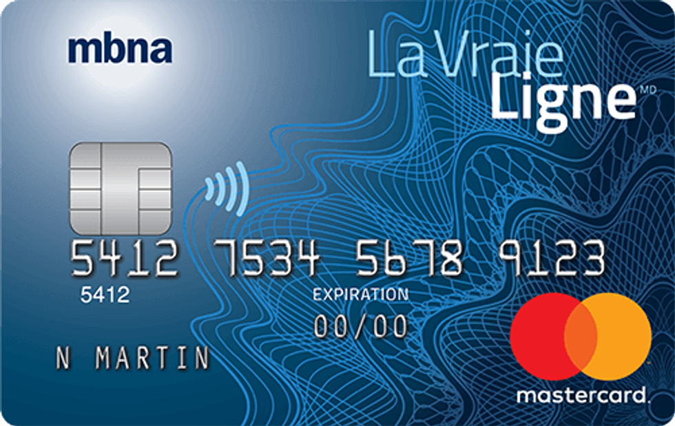 Carte de cr\u00e9dit Mastercard La Vraie Ligne Or MBNA arborant un fond bleu avec des lignes abstraites.