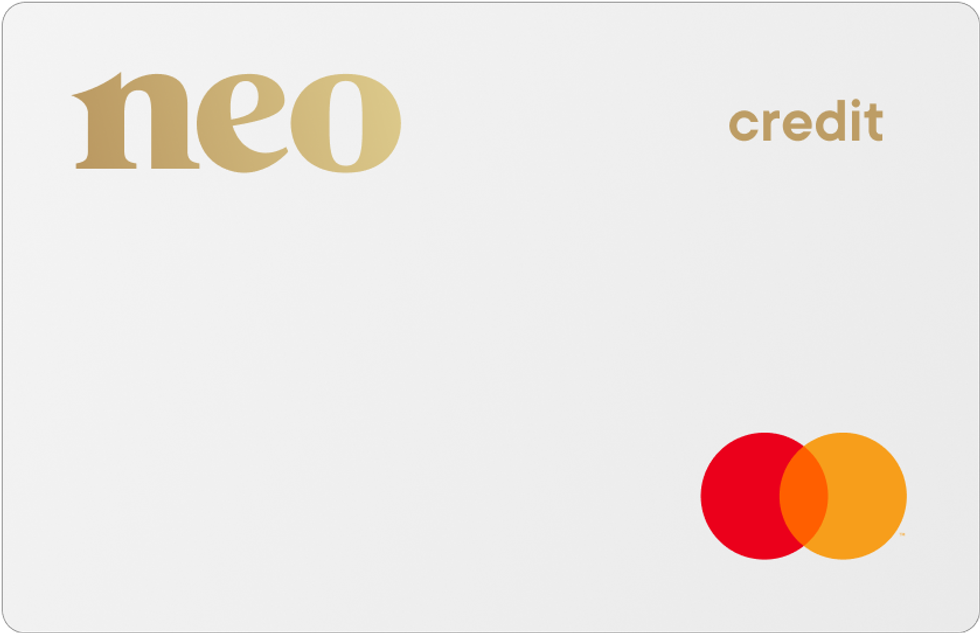Carte de cr\u00e9dit Neo Mastercard blanche avec \u00e9criture dor\u00e9e.