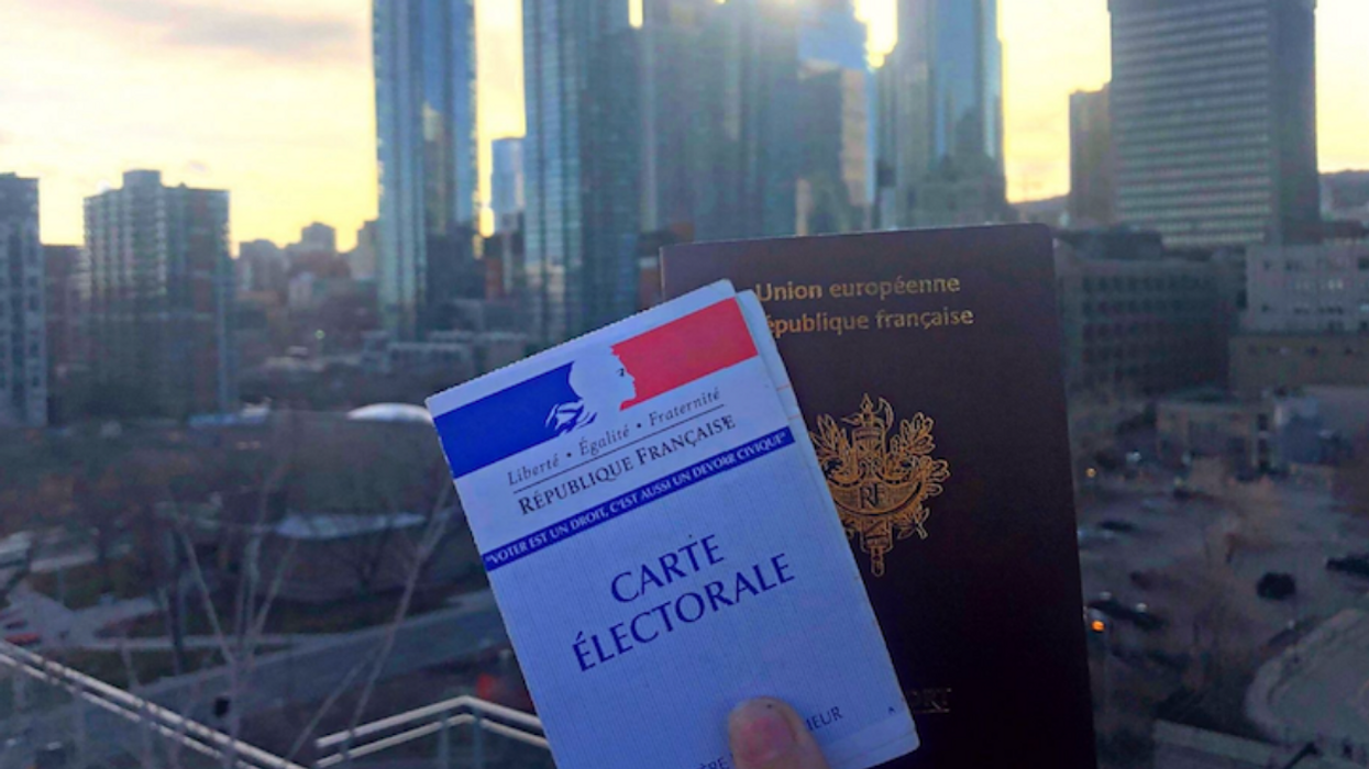 Carte électorale et passeport français avec la vue de Montréal.
