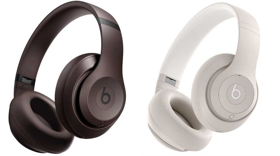 Casque sans fil Beats Studio Pro brun. Droite : Casque sans fil Beats Studio Pro gr\u00e8s. 
