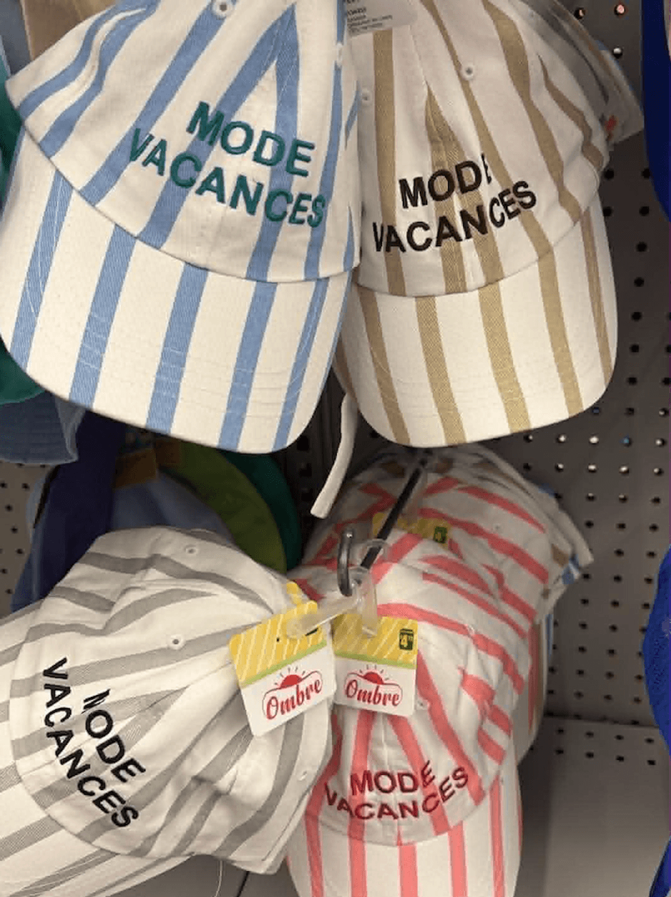 Casquettes ray\u00e9es \u00ab Mode vacances \u00bb offertes en plusieurs couleurs au Dollarama.