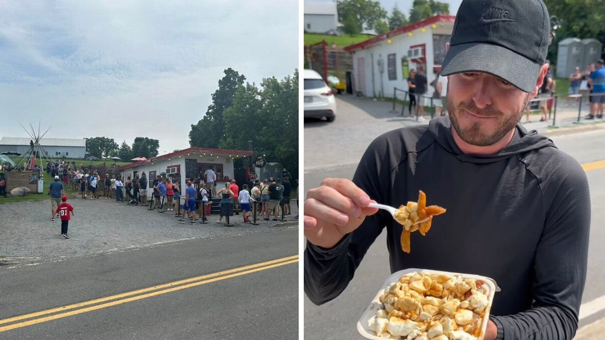 Casse-croûte Chez Mag à l'Île d'Orléans. Droite : Olivier Primeau mange une poutine.