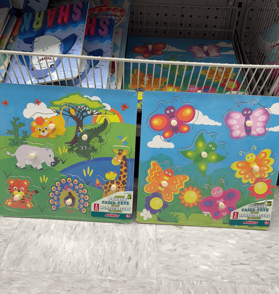 Casse-t\u00eate en bois sur le sol du Dollarama.