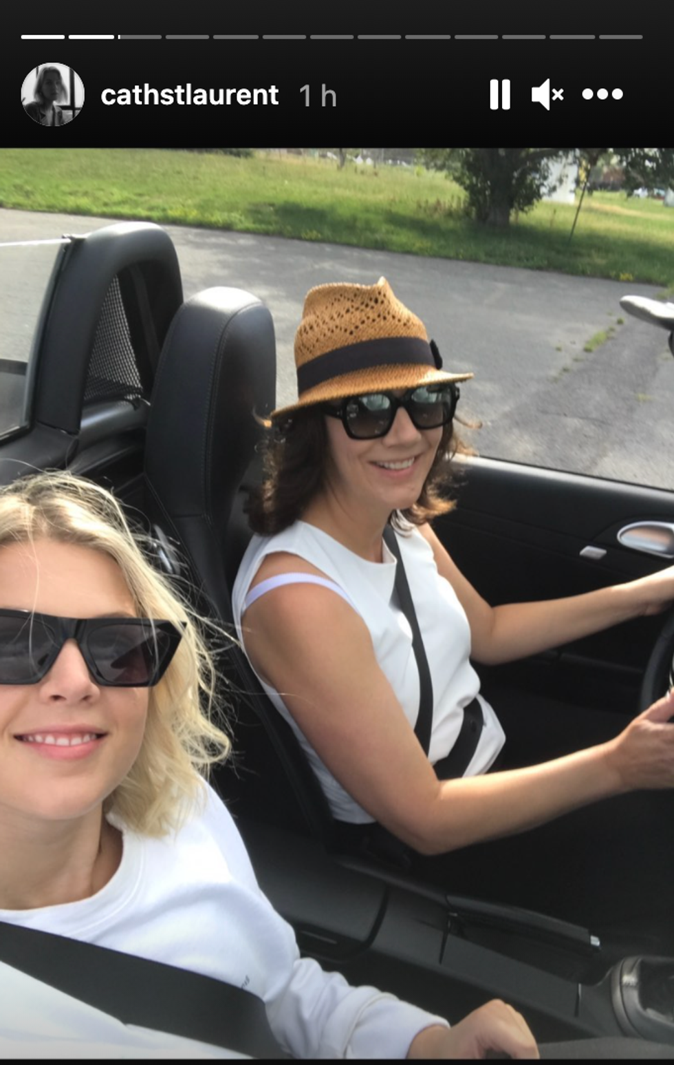 Catherine St-Laurent dans une d\u00e9capotable avec Genevi\u00e8ve Brouillette.