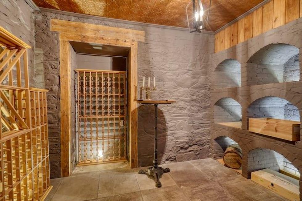 Cave \u00e0 vin Manoir Maplewood.