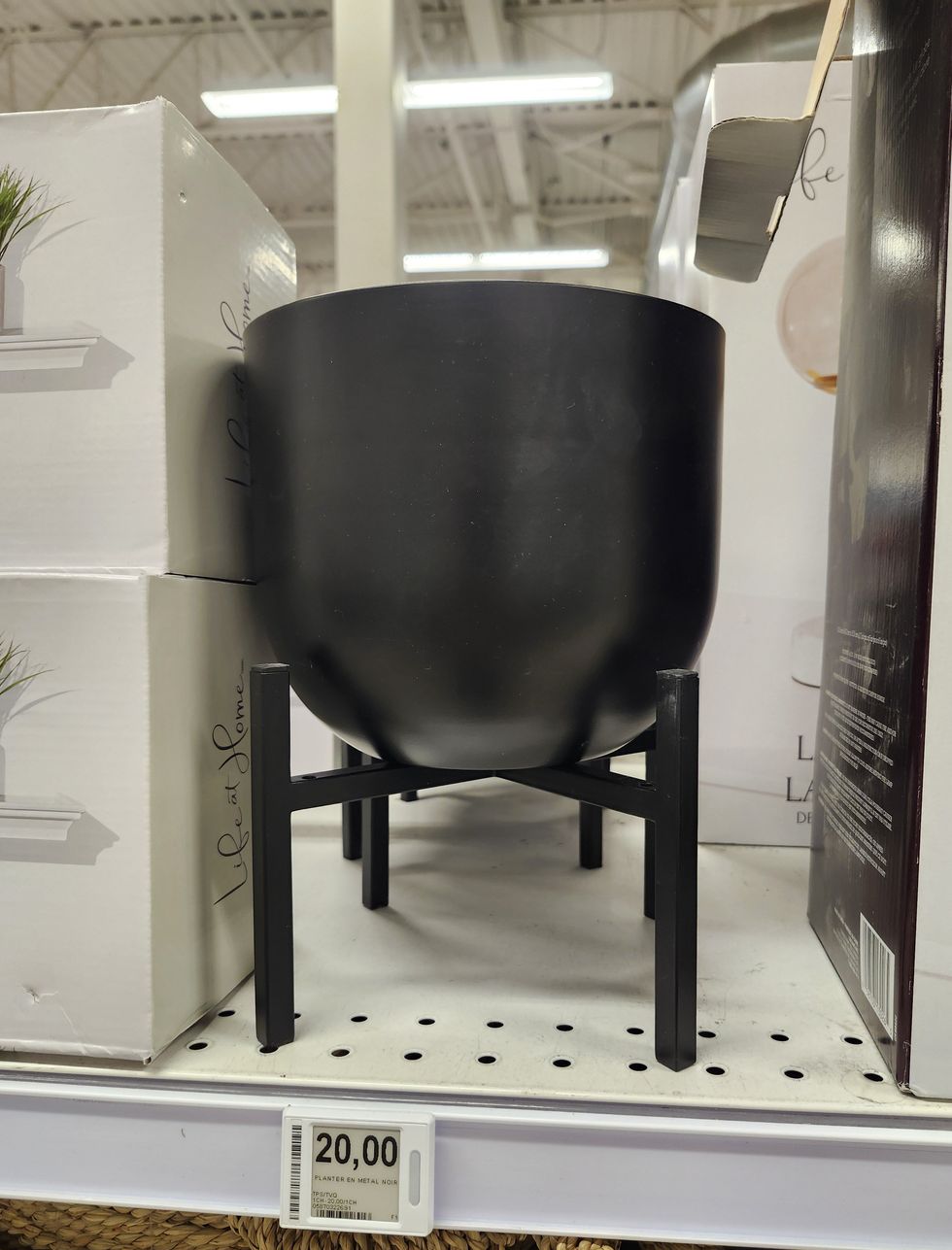 Ce vase sur pied de couleur noir.