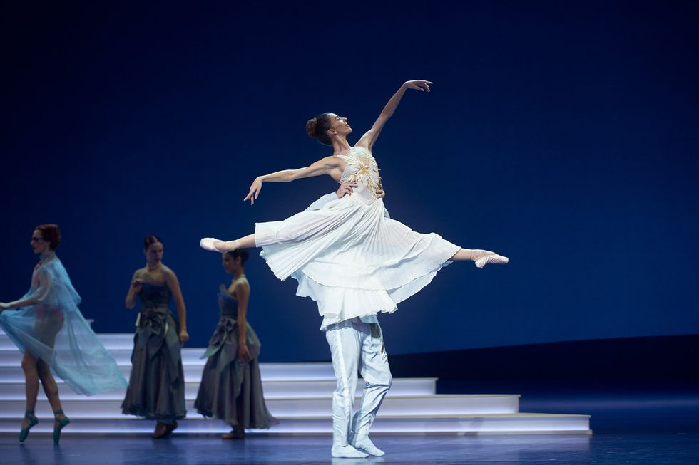 Cendrillon, interpr\u00e9t\u00e9e par Rachele Buriassi qui danse avec le prince.