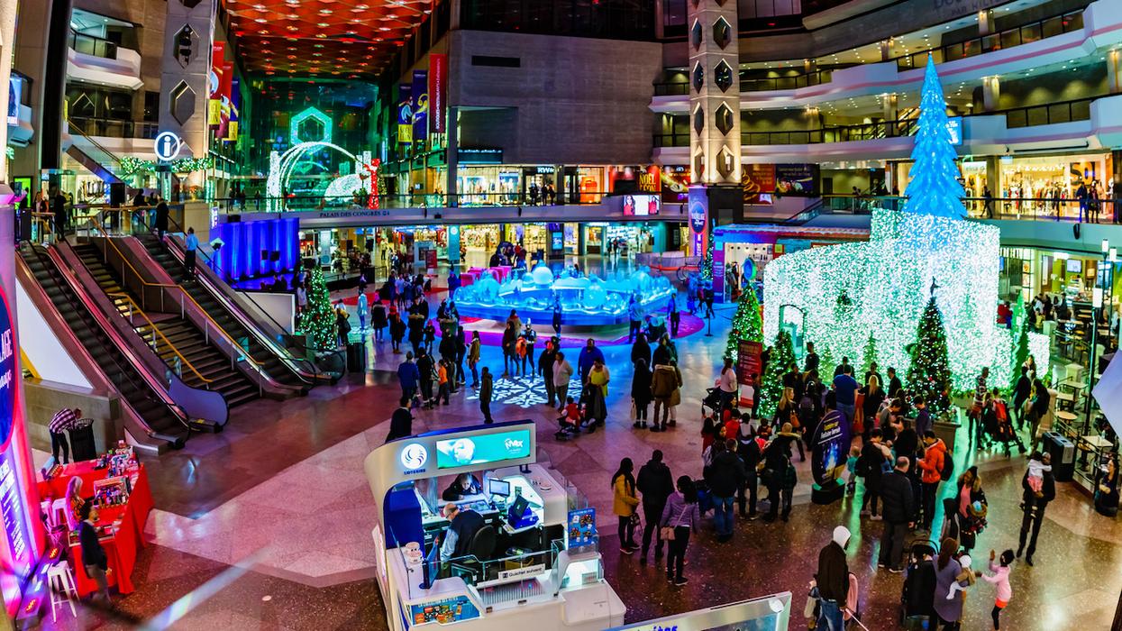 Centre commercial pendant le temps des Fêtes.