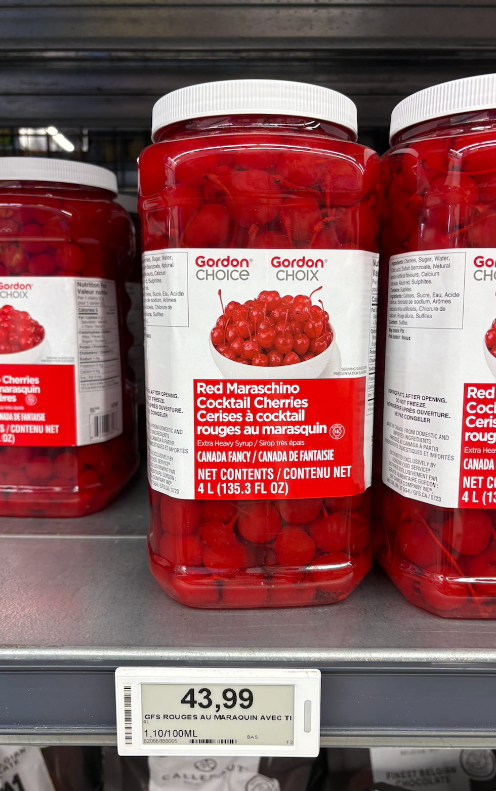 Cerises \u00e0 cocktail rouges au marasquin Gordon Choice dans les rayons du Club Entrep\u00f4t.