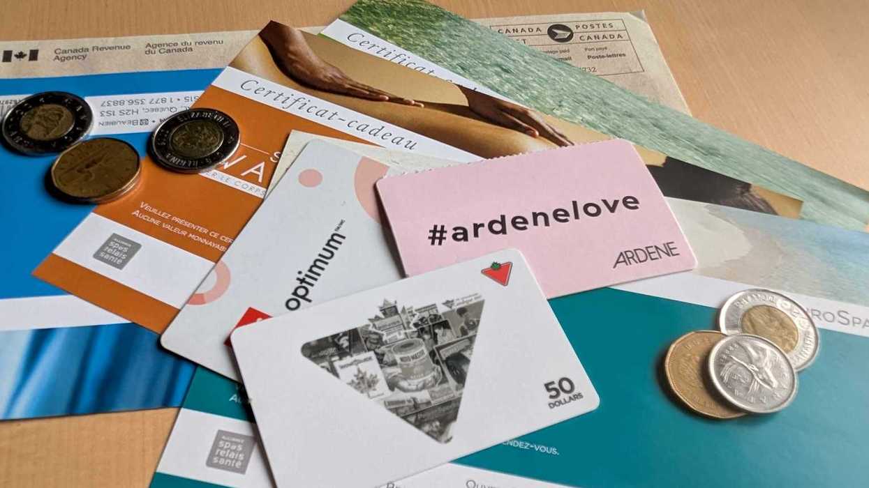 Certificats-cadeaux, chèque de l'ARC, argent canadien et cartes-cadeaux.