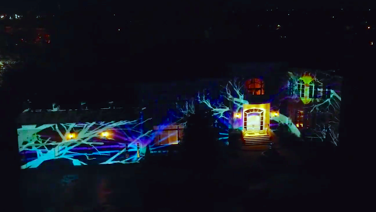 Cette grosse maison à Laval offre un impressionnant « show » de lumières pour l’Halloween