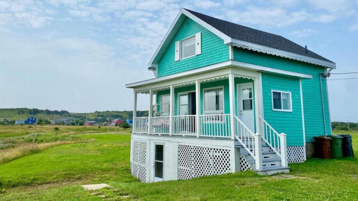 Cette jolie maison à vendre aux Îles-de-la-Madeleine pour 265 000 $ a la mer dans sa cour