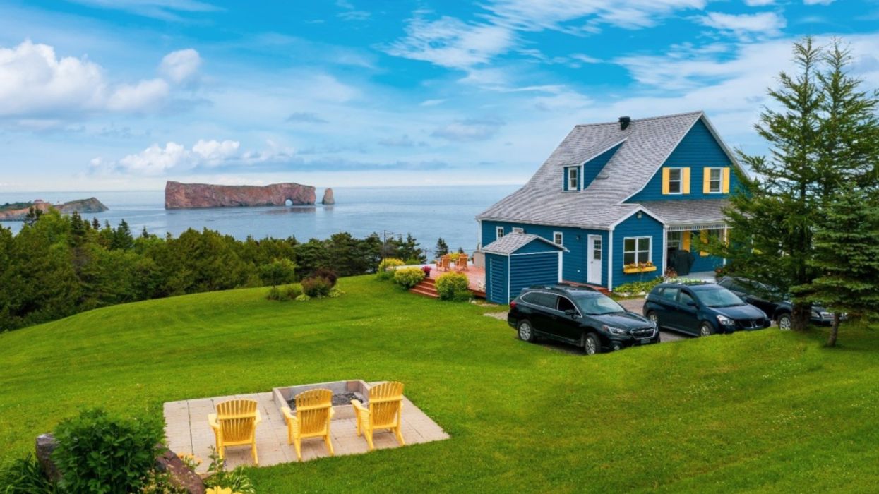 Cette jolie maison bleue en Gaspésie a le Rocher Percé directement dans sa cour