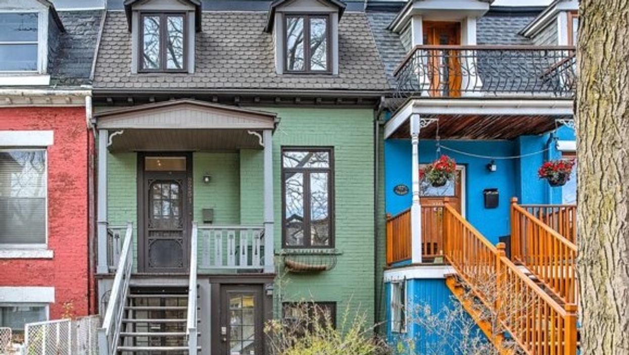 Cette maison à Montréal a l'air minuscule mais l'intérieur est étonnement spacieux