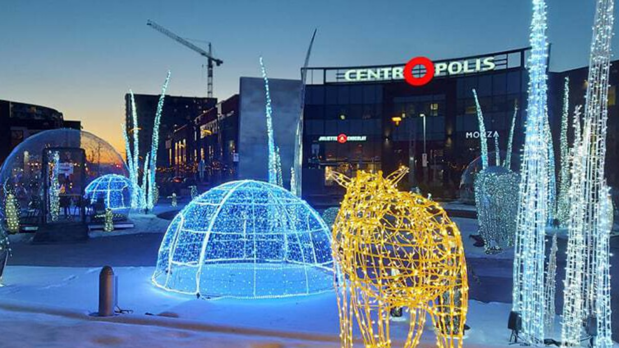 Cette nouvelle terrasse hivernale à Laval te permet de souper dans une bulle lumineuse