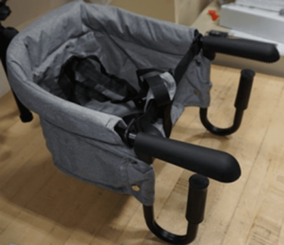Chaise d'appoint portative \u00e0 fixation sur table PandaEar, mod\u00e8le BTC-51.
