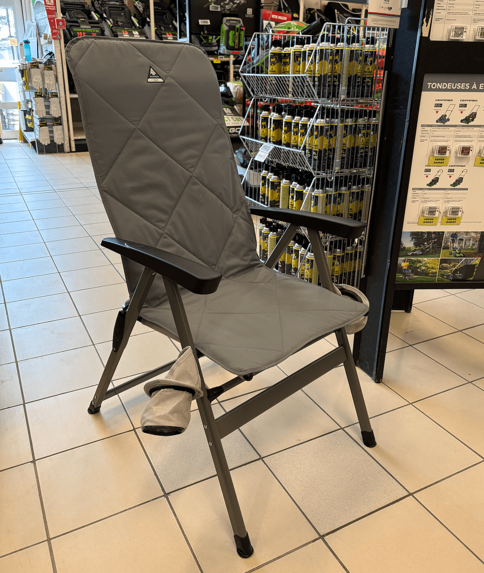 Chaise de camping Woods sur le plancher du Canadian Tire.