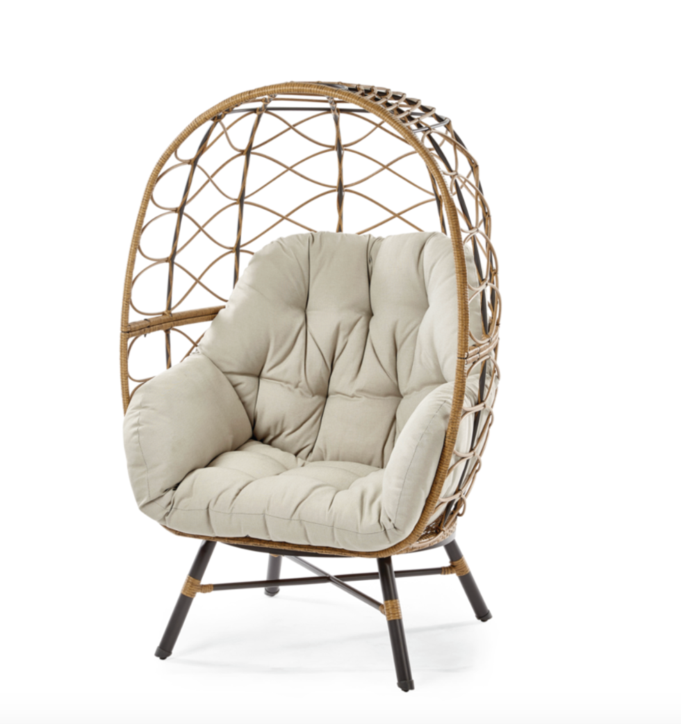 Chaise oeuf ext\u00e9rieure style boho.