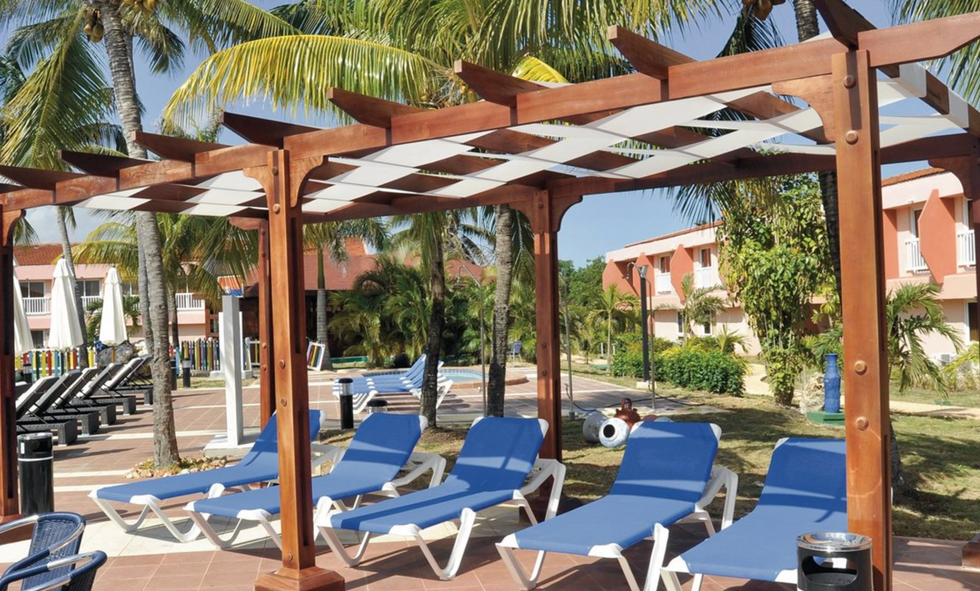 Chaises longues sur le bord d'une piscine.