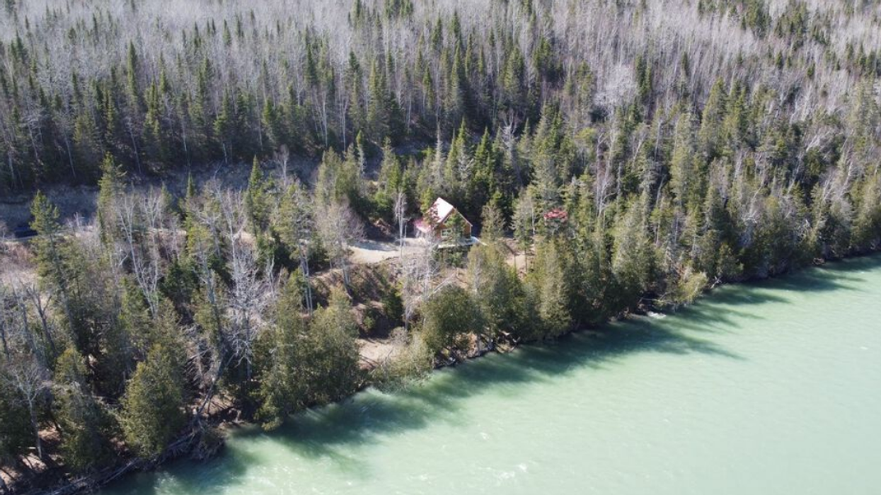 Chalet à vendre au bord de la rivière Bonaventure au Québec.