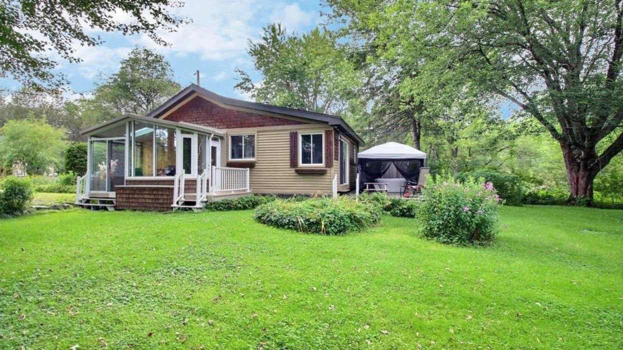 Chalet au bord de l'eau à vendre au Québec.