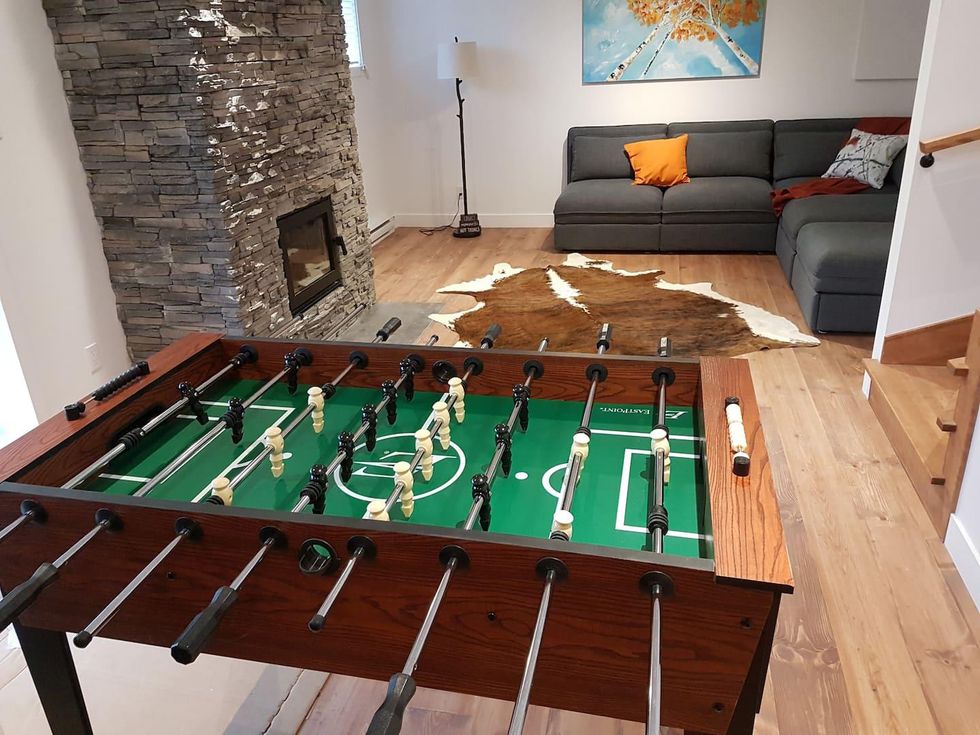 Chalet avec chemin\u00e9e et table de baby-foot.