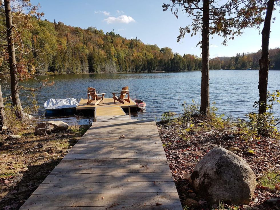 Chalet pr\u00e8s du lac.