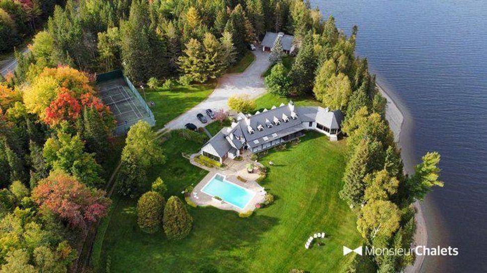 Chalet \u00e0 louer au bord de l'eau.