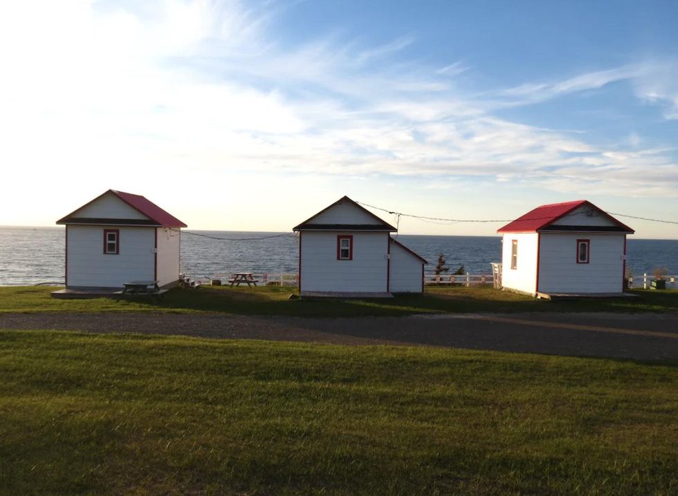 Chalets aux toits color\u00e9s avec vue sur la mer.