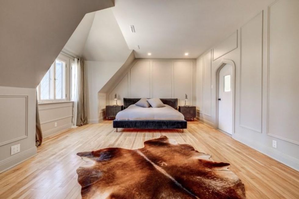 Chambre du 800, rue du Ch\u00e2teau, Mont-Saint-Hilaire, QC.