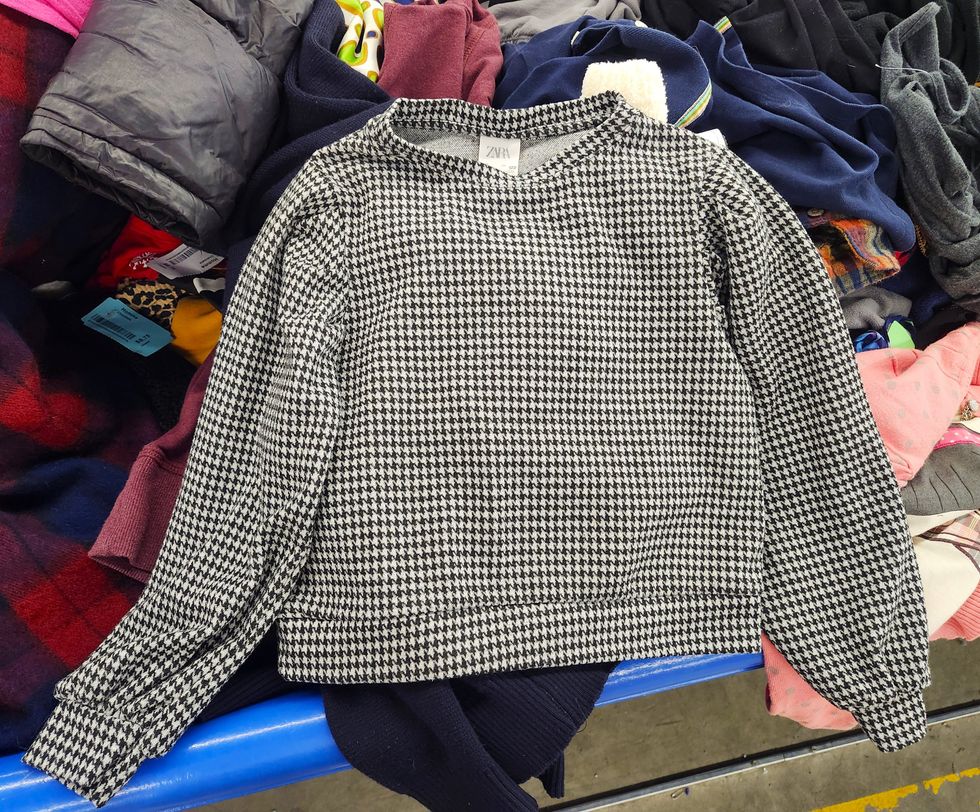 Chandail au motif pied de poule de la marque Zara pour jeune fille.