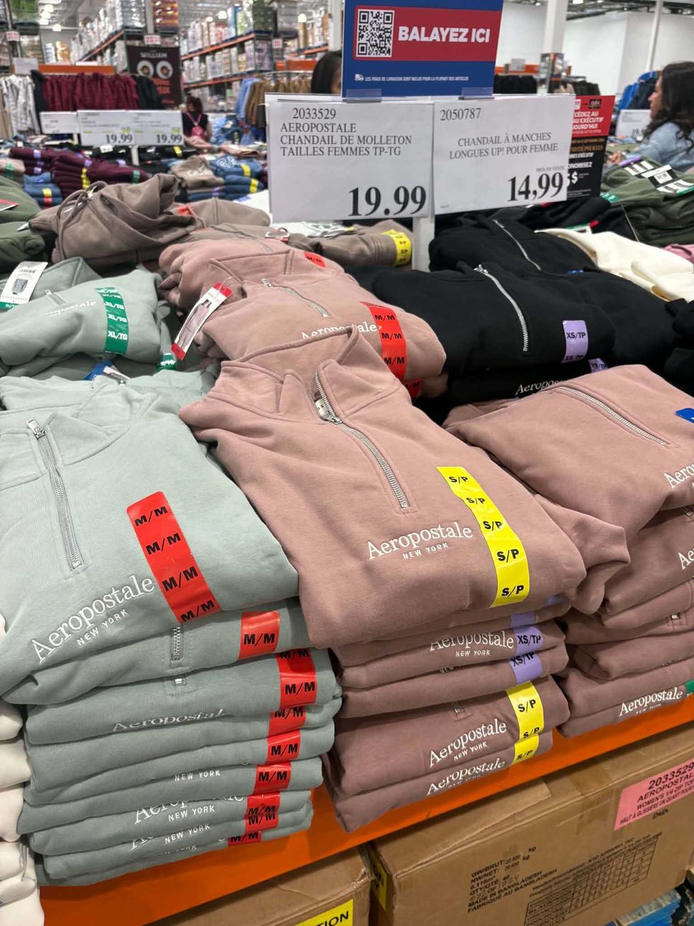 Chandails en molleton Aeropostale roses, verts, noirs et blancs vendus au Costco.