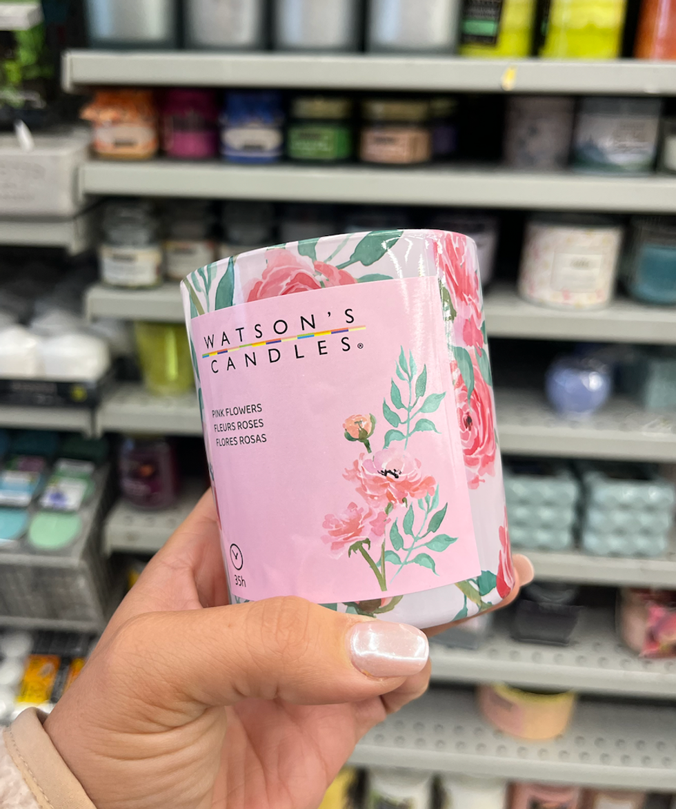 Chandelle \u00e0 fleurs dans une main au Dollarama.