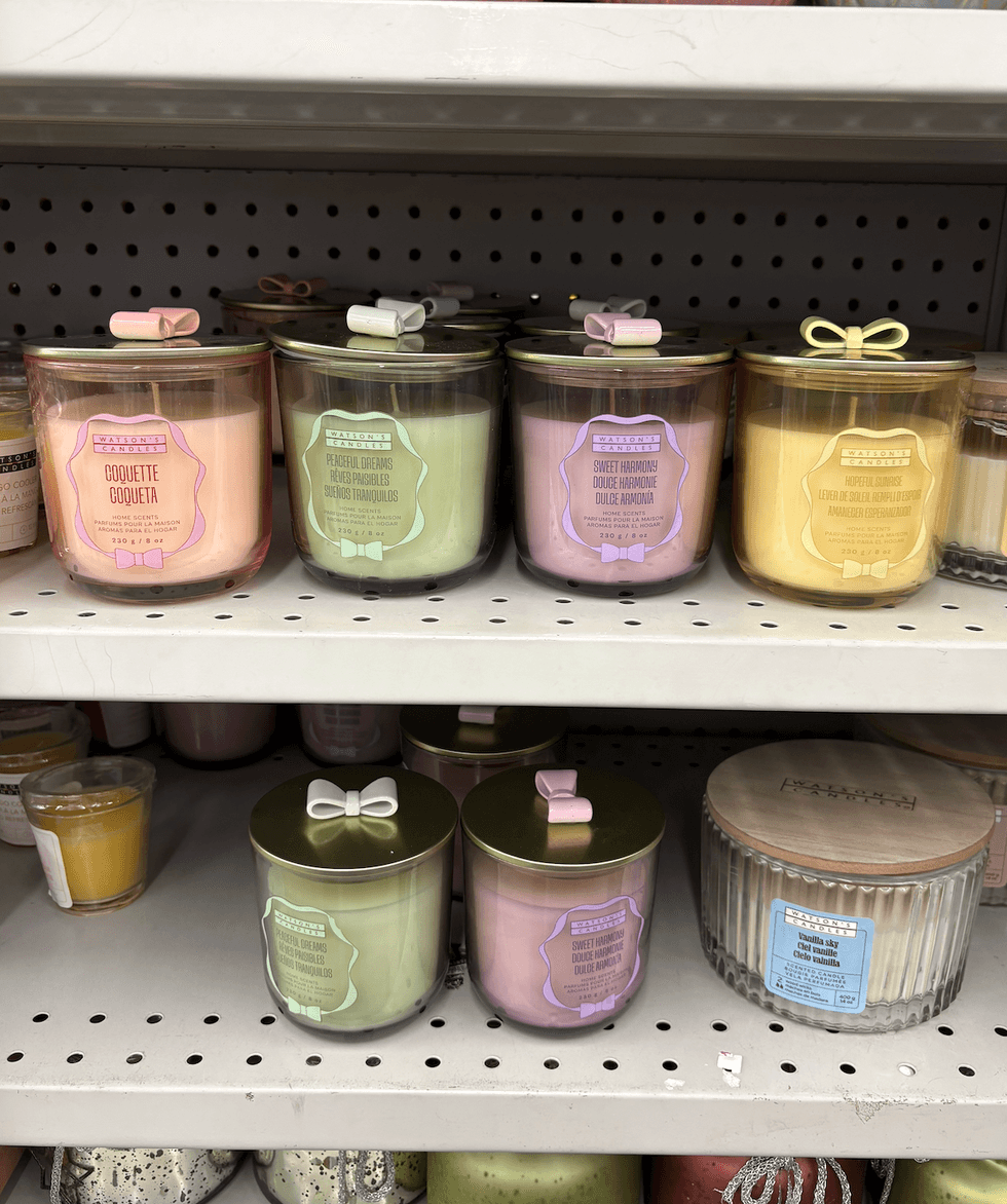 Chandelles color\u00e9es sur les tablettes du Dollarama.