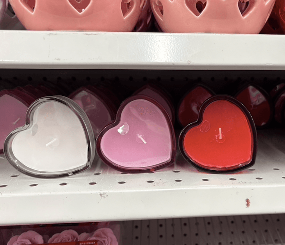Chandelles en formes de coeur sur les tablettes du Dollarama.