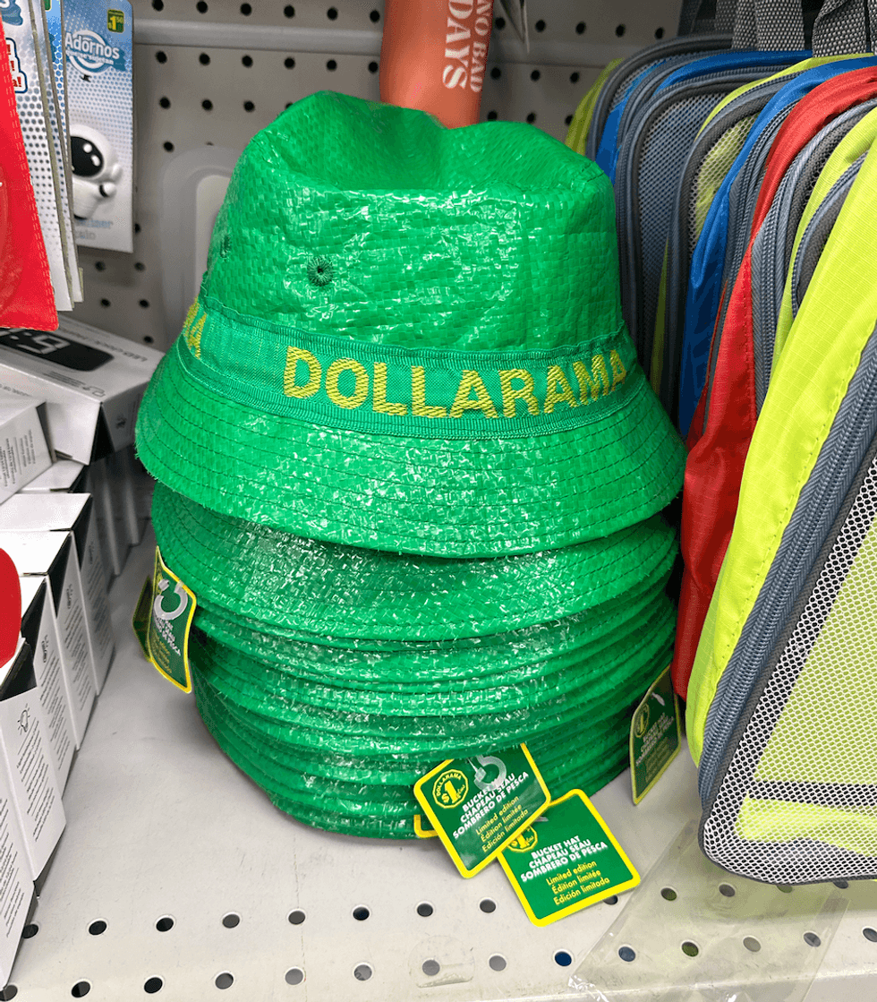 Chapeaux seau verts en \u00e9dition limit\u00e9e, fabriqu\u00e9s dans le tissu tress\u00e9 des sacs r\u00e9utilisables Dollarama et brod\u00e9s du logo de l'enseigne, vendus 5 $ chez Dollarama.