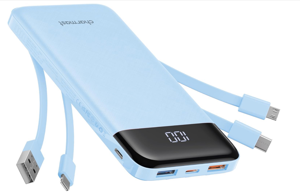 Chargeur portable 10 000 mAh avec c\u00e2bles int\u00e9gr\u00e9s.