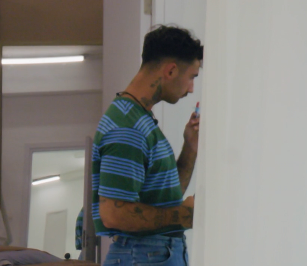 Charles sent la bague en bonbon.