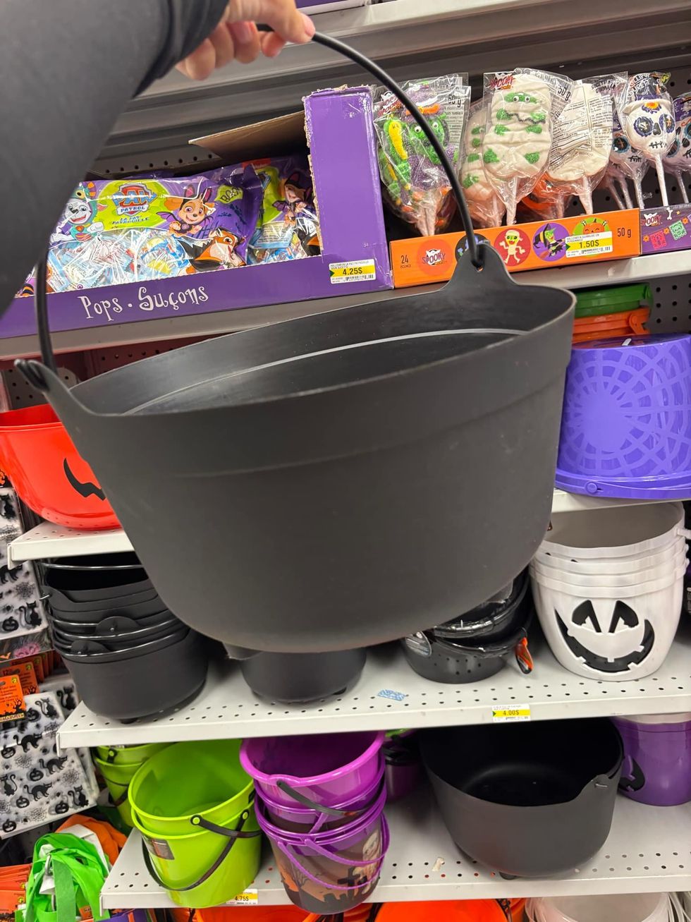 Chaudron de sorci\u00e8re noir.