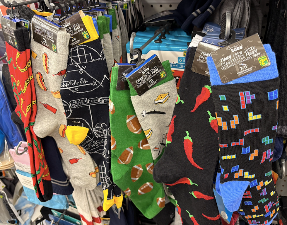 Chaussettes avec imprim\u00e9s color\u00e9s.