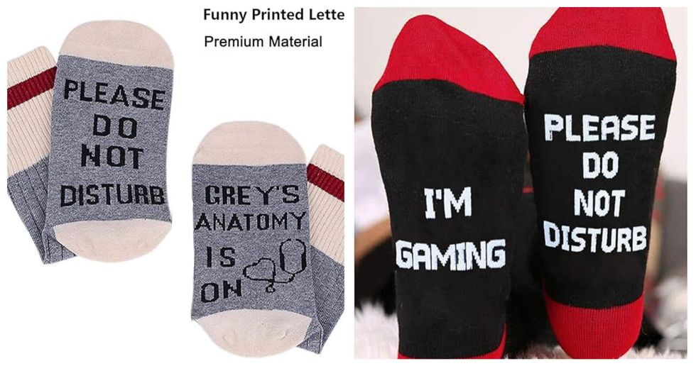 Chaussettes avec inscriptions \u00ab Grey's Anatomy \u00bb. Droite : Chaussettes avec inscriptions \u00ab I'm gaming \u00bb.