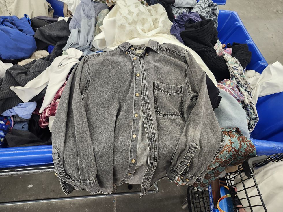 Chemise en denim gris.