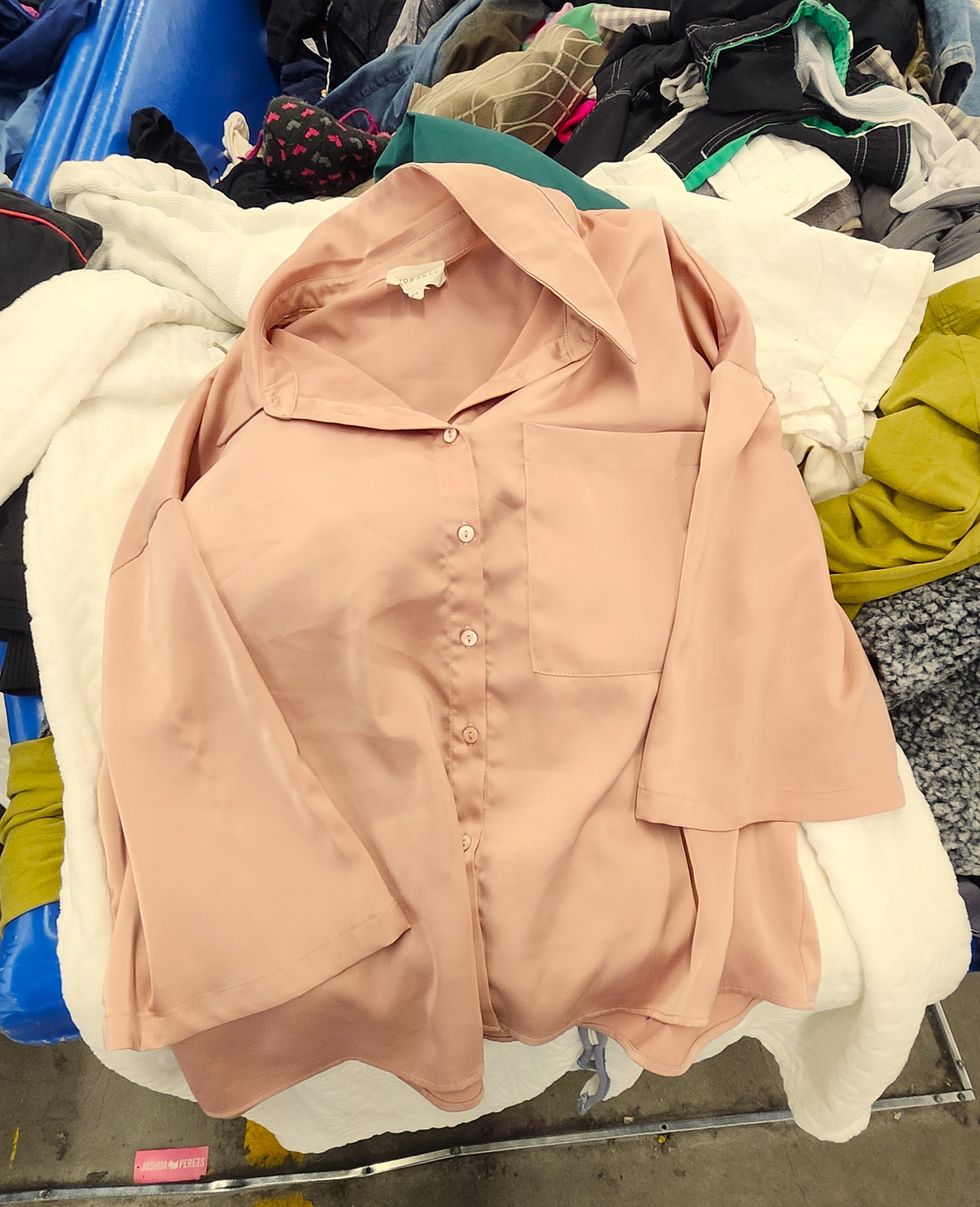 Chemise en satin rose surdimensionn\u00e9e de la marque Womance.