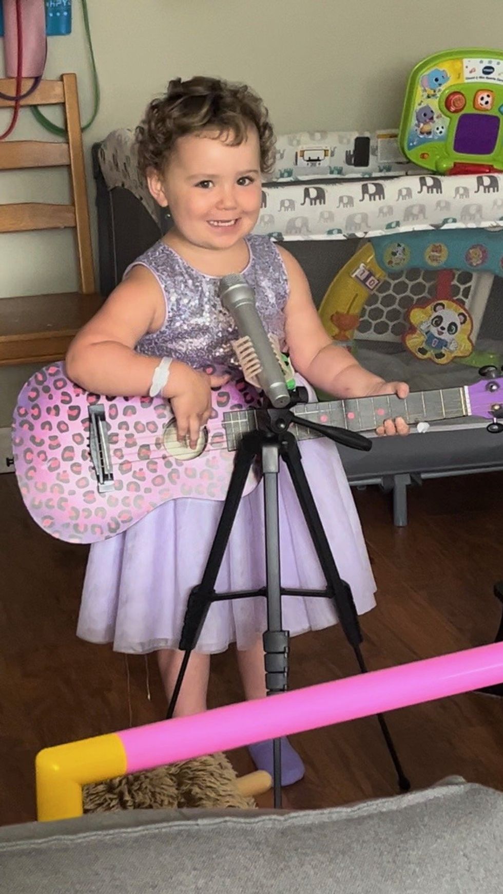 Chiara Langton pose avec une guitare dans sa tenue pour Taylor Swift | The Eras Tour.