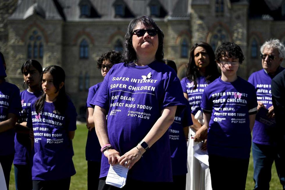 Child advocates call for online harms bill