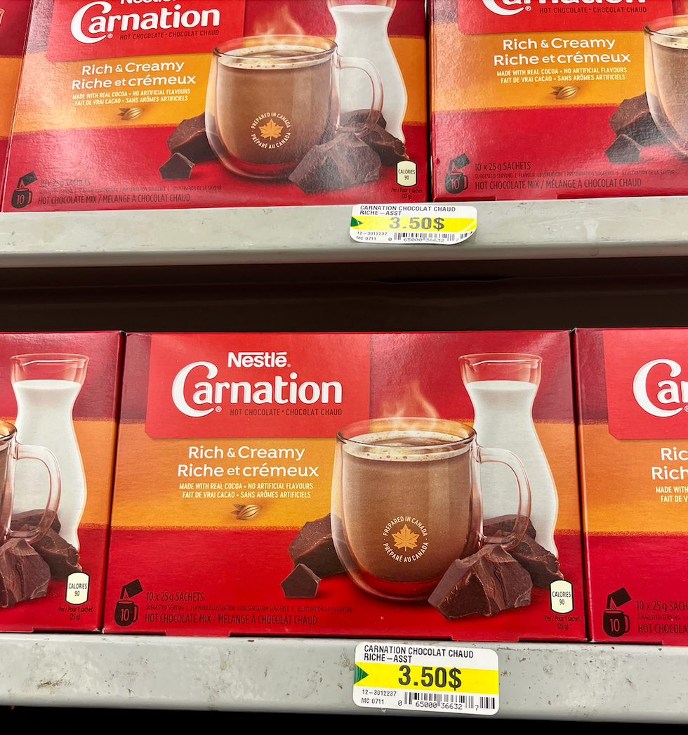 Chocolat chaud riche et cr\u00e9meux Carnation sur les tablettes du Dollarama.