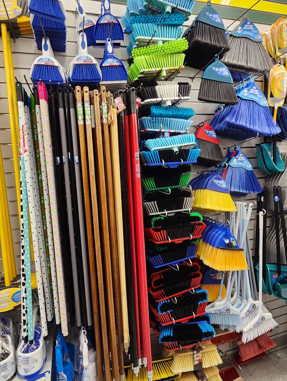 Choix de balais et de t\u00eates de brosses.