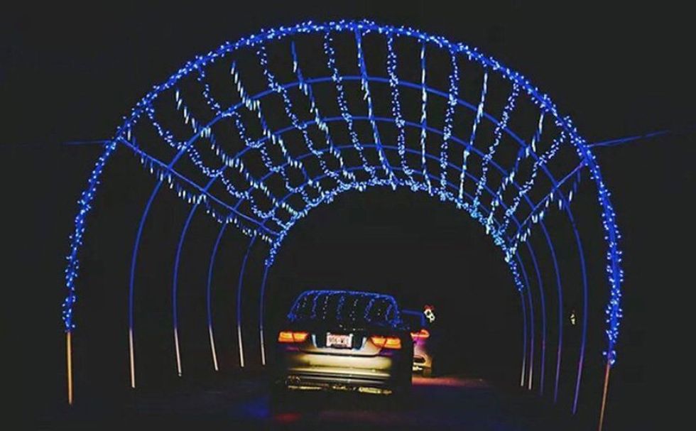 9 DriveThru Christmas Light Festivals Near Toronto That You Can Enjoy From Your Car Narcity