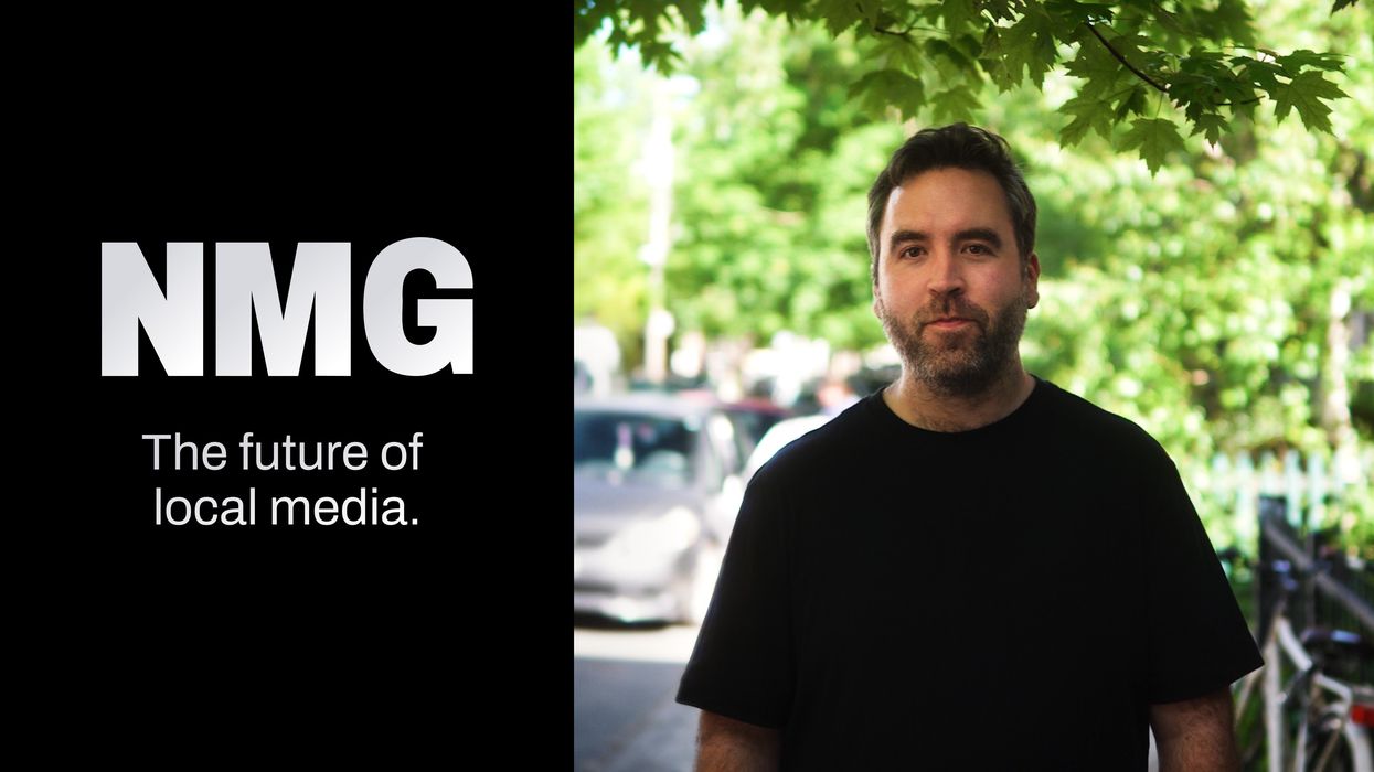 Chuck Lapointe marche dans les rues de Montréal en été à côté du logo de Narcity Media Group